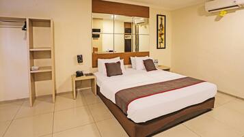 Senior Double Room | Free WiFi, bed sheets