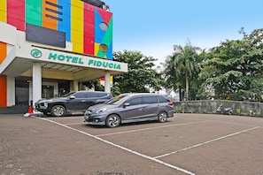 Exterior - Super OYO Townhouse OAK Hotel Fiducia Serpong (South Tangerang)