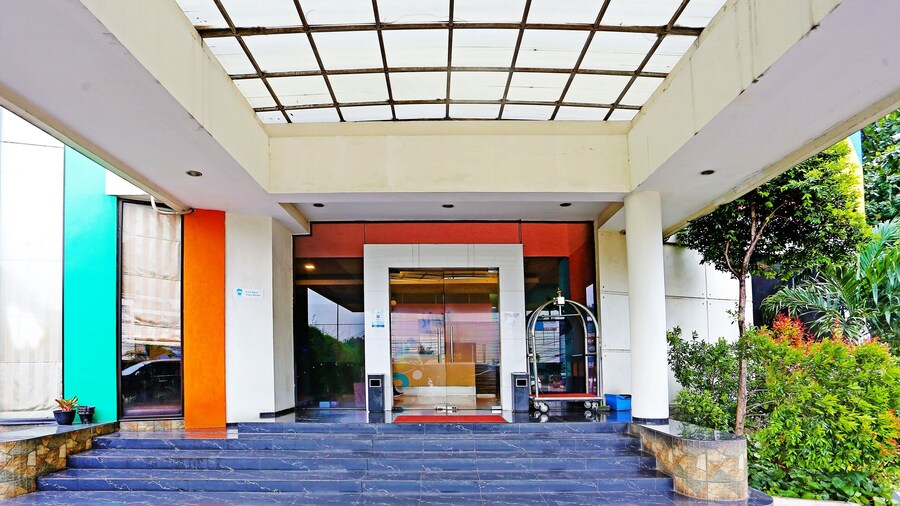 Super OYO Townhouse OAK Hotel Fiducia Serpong