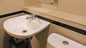 Shower, pancuran hujan, handuk, dan tisu toilet