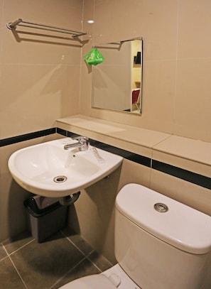 Douche, douche à « effet pluie », serviettes fournies, papier toilette