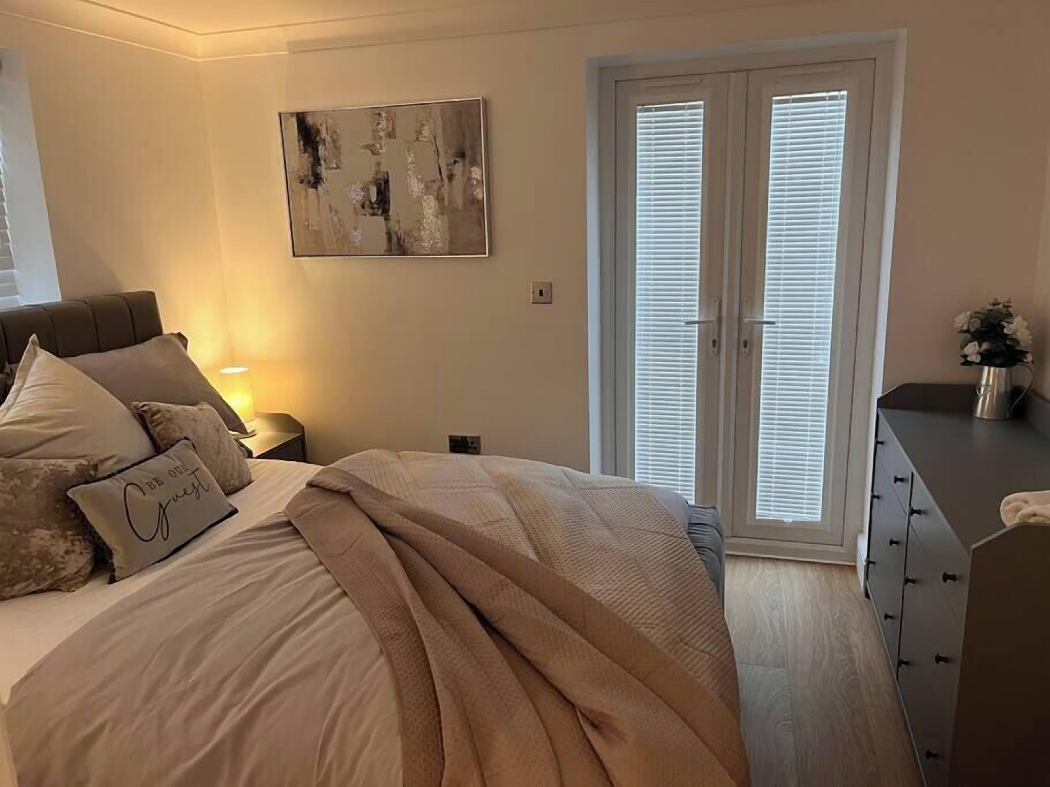 3 bedrooms, desk, iron/ironing board, free WiFi