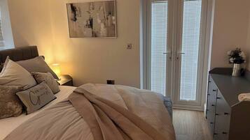 3 bedrooms, desk, iron/ironing board, free WiFi