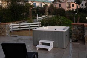 Outdoor spa tub - Deluxe apartment with Jacuzzi and terrace (Acciaroli)
