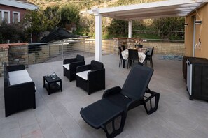 Outdoor dining - Deluxe apartment with Jacuzzi and terrace (Acciaroli)