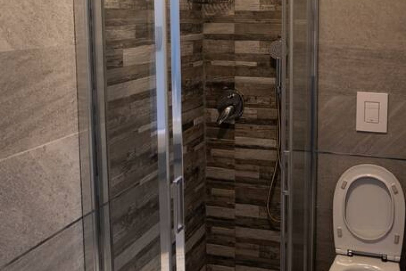 淋浴设施、吹风机、坐浴桶、毛巾