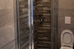 Shower, hair dryer, bidet, towels - Deluxe apartment with Jacuzzi and terrace (Acciaroli)