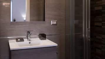 Douche, sĂšche-cheveux, bidet, serviettes fournies