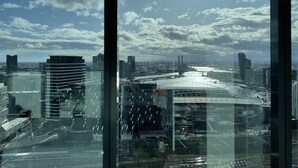 A cityscape with modern buildings, a stadium, and a river. - Luxury 2B2B Well Furnished Spectacular View (Melbourne)