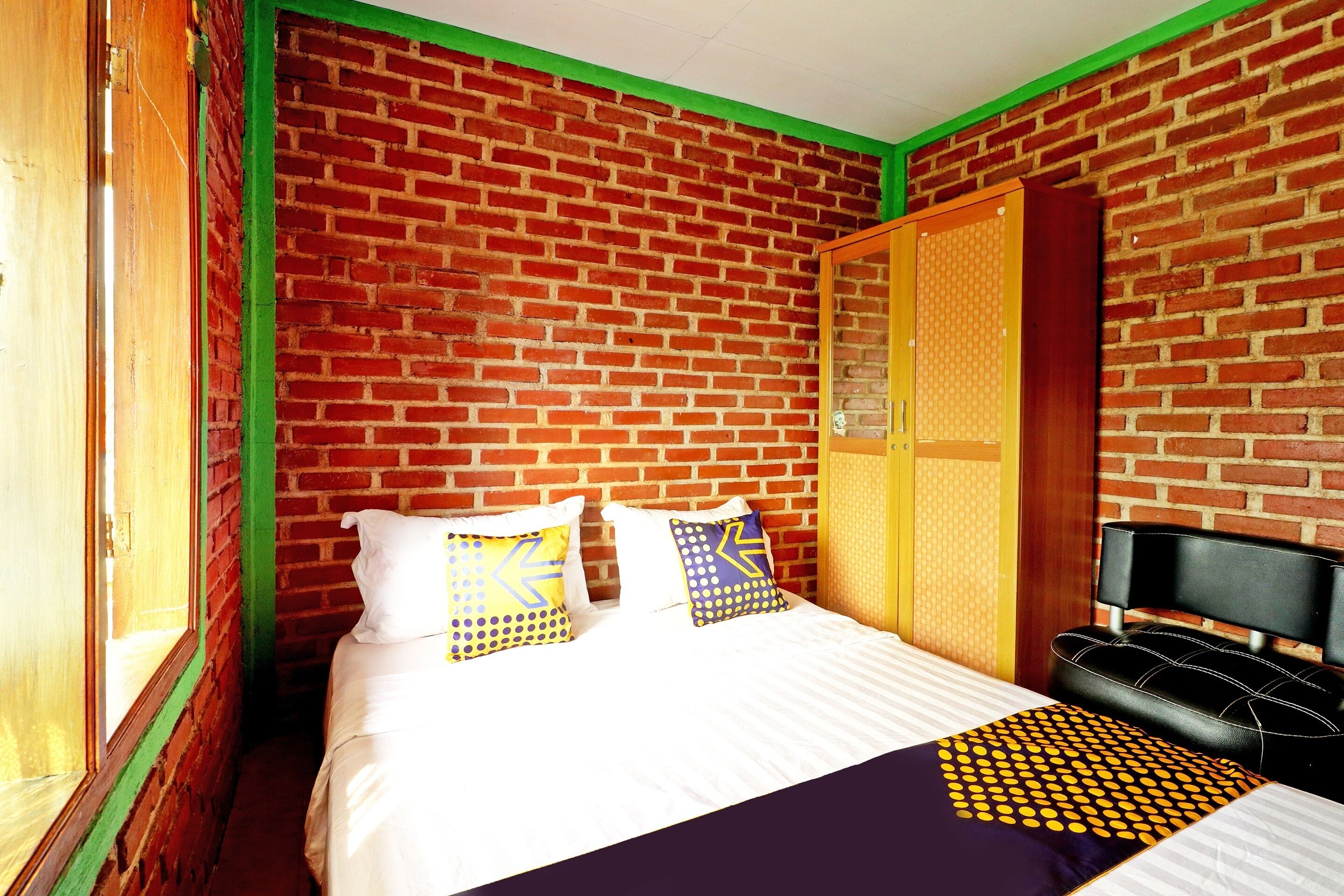 Free WiFi, bed sheets