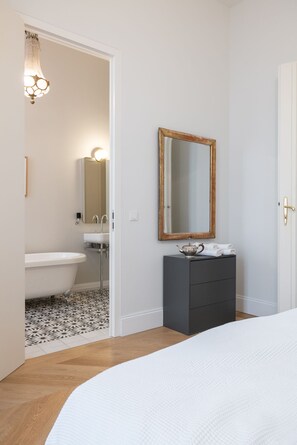 2 bedrooms, desk, iron/ironing board, free WiFi