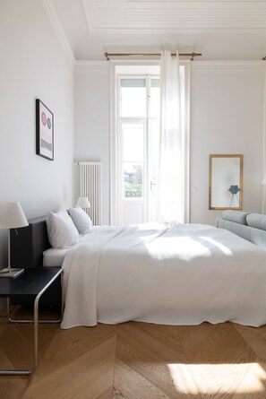 2 makuuhuonetta, työpöytä, silitysrauta/-lauta, ilmainen Wi-Fi