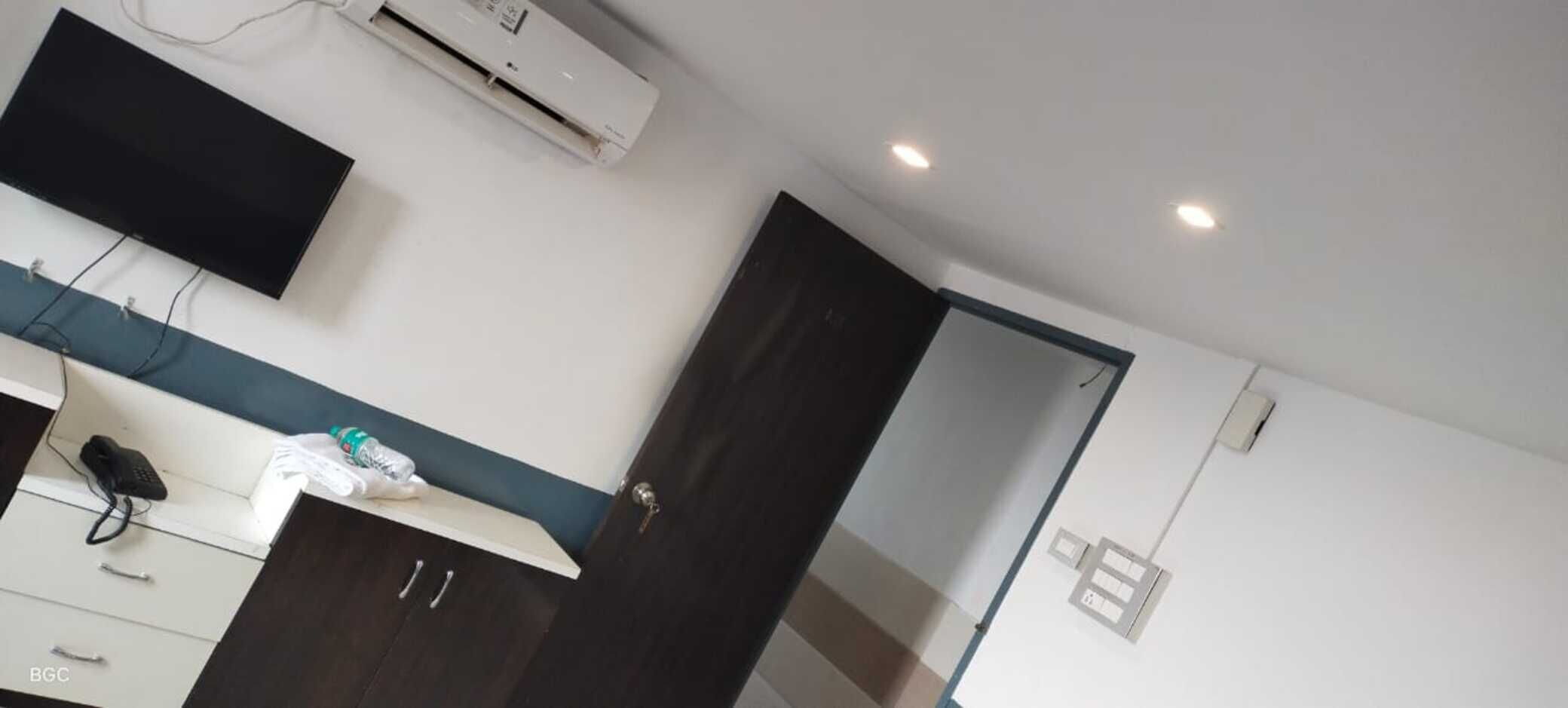 Escritorio y ropa de cama 