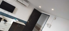 Desk, bed sheets - Renuka Executive (Rajgurunagar)