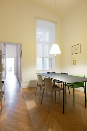 Dining - Bright Apartment in the City Center with a View of the Ringstrasse (Wien)