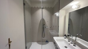 Shower, hair dryer, towels, soap - Bright Apartment in the City Center with a View of the Ringstrasse (Wien)