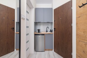 Kjøleskap, mikrobølgeovn, kokeplater og kjøkkenutstyr