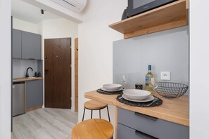 Kjøleskap, mikrobølgeovn, kokeplater og kjøkkenutstyr