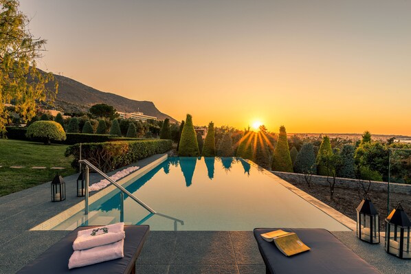Seasonal outdoor pool, pool umbrellas, sun loungers - Luxury Villa Golden Crest with pool (Hersonissos)