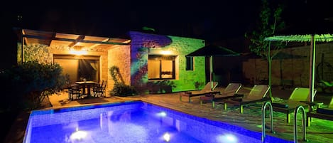 Piscina all'aperto, una piscina riscaldata