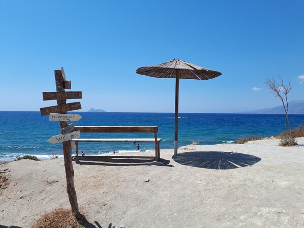 Plage à proximité, chaise longue, serviettes de plage