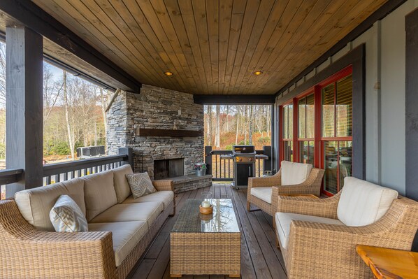 Terrace/patio - Woof Lodge at SweetGrass - pet friendly, outdoor fireplace, walk to lake (Blowing Rock)