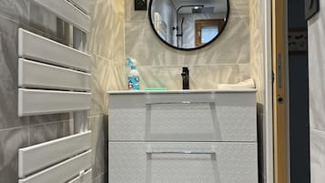 Douche, sèche-cheveux, savon