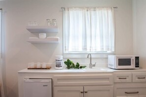 Réfrigérateur, micro-ondes, cafetière/bouilloire