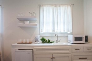 Kühlschrank, Mikrowelle, Wasserkocher mit Kaffee-/Teezubehör