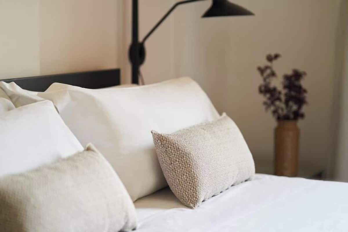 Daunenbettdecken, Betten mit Memory-Foam-Matratzen, Minibar, Zimmersafe