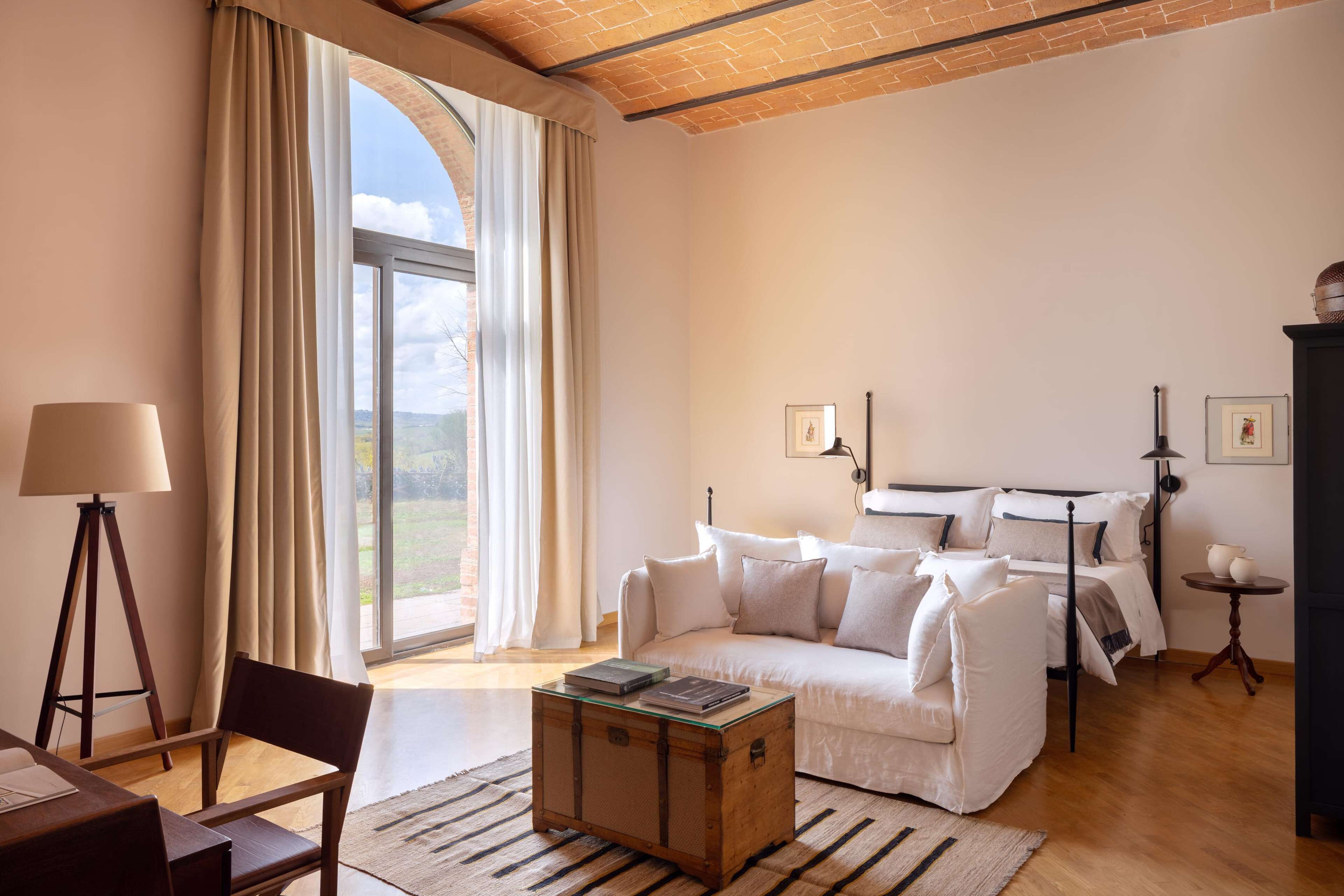 Couette en duvet d'oie, matelas mémoire de forme, minibar