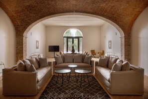 Trung tâm hành chính, văn phòng