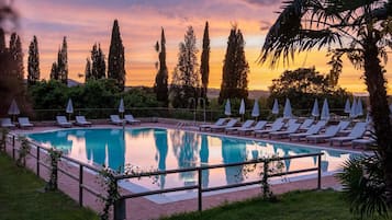 Innenpool, Außenpool (je nach Saison geöffnet)