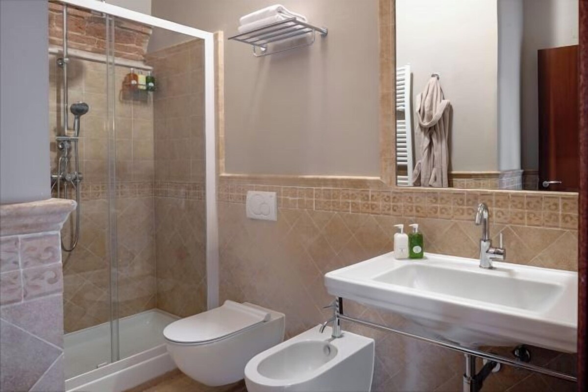 Salle de bain | Ensemble baignoire-douche, articles de toilette griffés