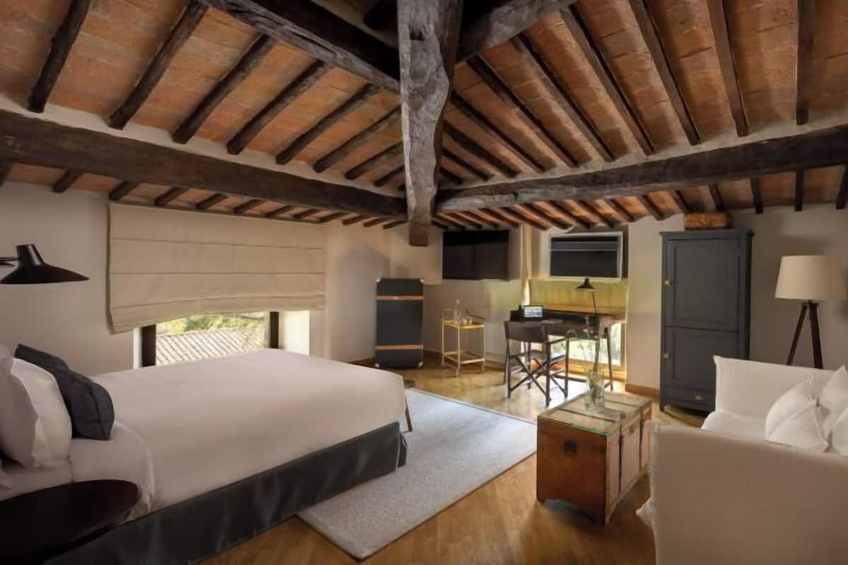 Daunenbettdecken, Betten mit Memory-Foam-Matratzen, Minibar, Zimmersafe