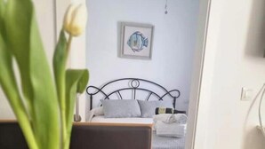 A room with a bed, a ceiling fan, and a framed picture on the wall. - 600m de la Playa, Terraza Soleada (Salobreña)