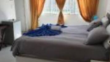 6 bedrooms, bed sheets