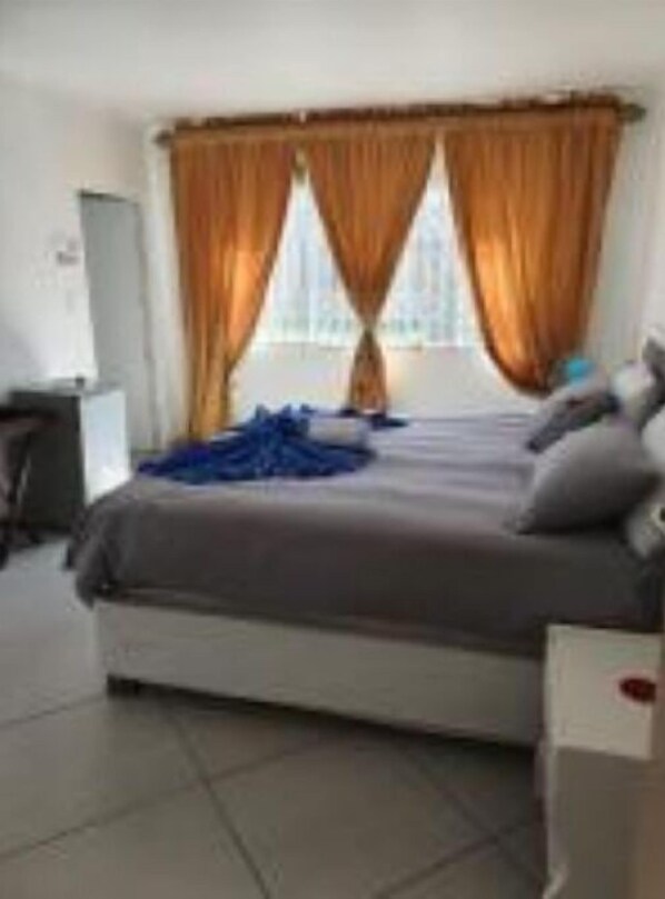6 bedrooms, bed sheets