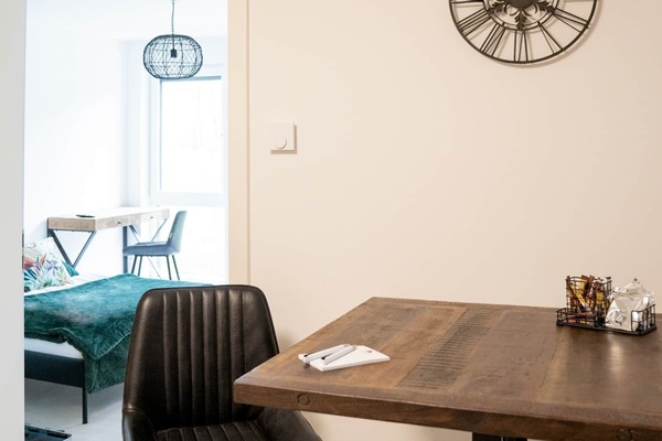 Essbereich mit Blick in das Schlfzimmer