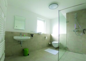 Hair dryer, towels - Gardenview apartment no. 3 on the first floor left (garden view, terrace) (Dormagen)