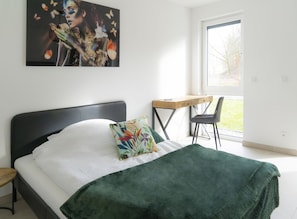 1 slaapkamer, een bureau, een strijkplank/strijkijzer, wifi