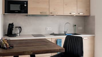 Geladeira, micro-ondas, fogão, cooktop