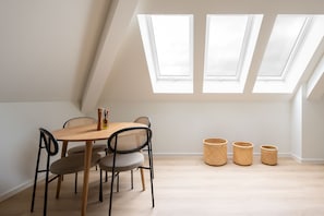 One-Bedroom Suite | 客廳 | 50 吋電視連有線電視頻道