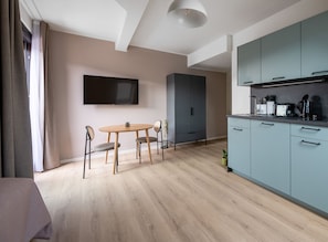 Suite with balcony | Private kitchen | Fridge, coffee/tea maker, electric kettle