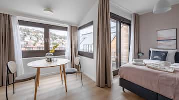 1 chambre, décoration personnalisée, ameublement personnalisé, bureau