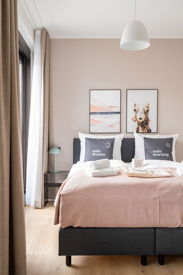 Suite with balcony | Individually decorated, individually furnished, desk, laptop workspace