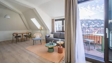 One-bedroom Suite with balcony | 起居区 | 50-英寸电视(配备有线频道)