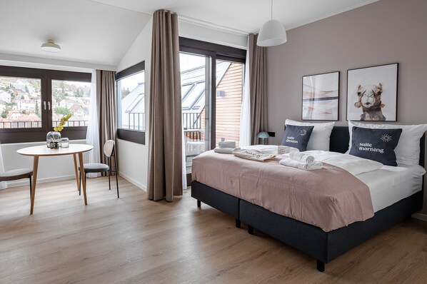 Suite with balcony | Decoración personalizada, muebles diferentes y escritorio 