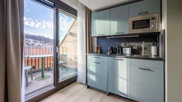 One-bedroom Suite with balcony | Eget kök | Kylskåp, kaffe- och tebryggare, vattenkokare och brödrost