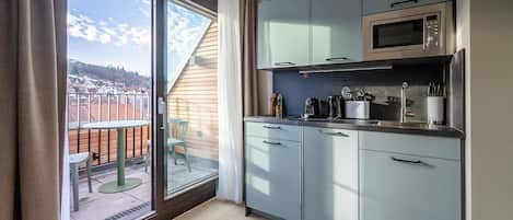 One-bedroom Suite with balcony | Eget kök | Kylskåp, kaffe- och tebryggare, vattenkokare och brödrost